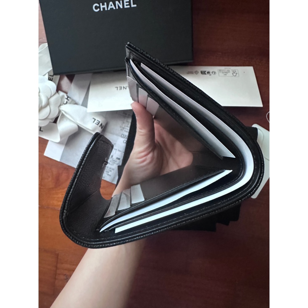 ❤️‍🔥CHANEL全新黑色復古銀釦荔枝牛皮boy三折短夾-細節圖7