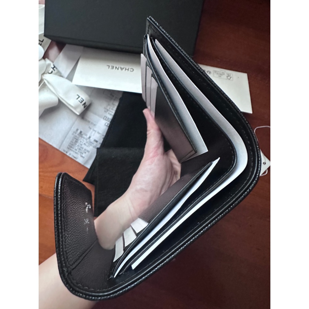 ❤️‍🔥CHANEL全新黑色復古銀釦荔枝牛皮boy三折短夾-細節圖9