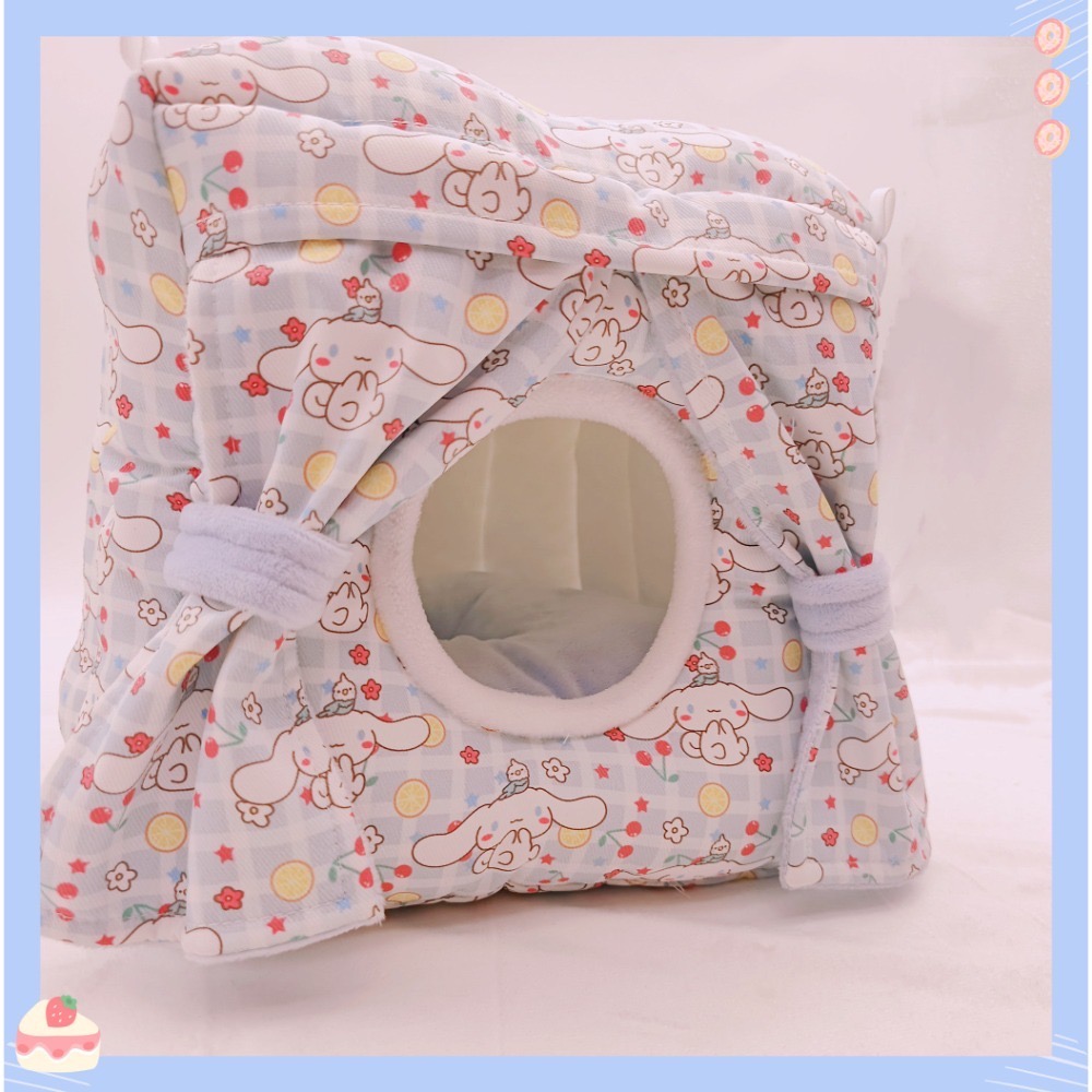 淺藍色窗簾大耳狗