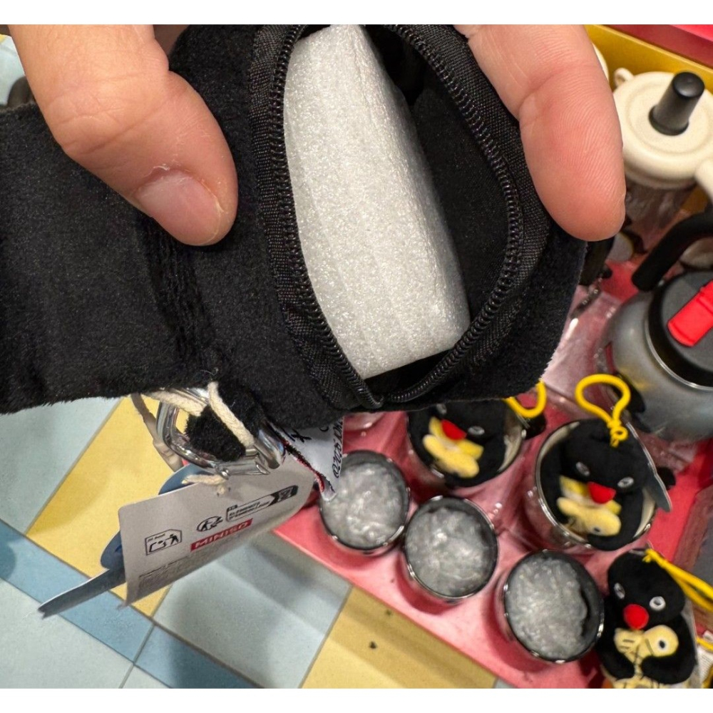 新加坡限定代購 pingu企鵝家族 哭臉 耳機包-細節圖2