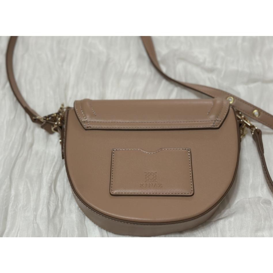 KINAZ 雙背帶 金屬拱門飾牌 肩背 斜背 鏈帶 馬鞍包 -玫霧粉- 輕奢華系列-細節圖2