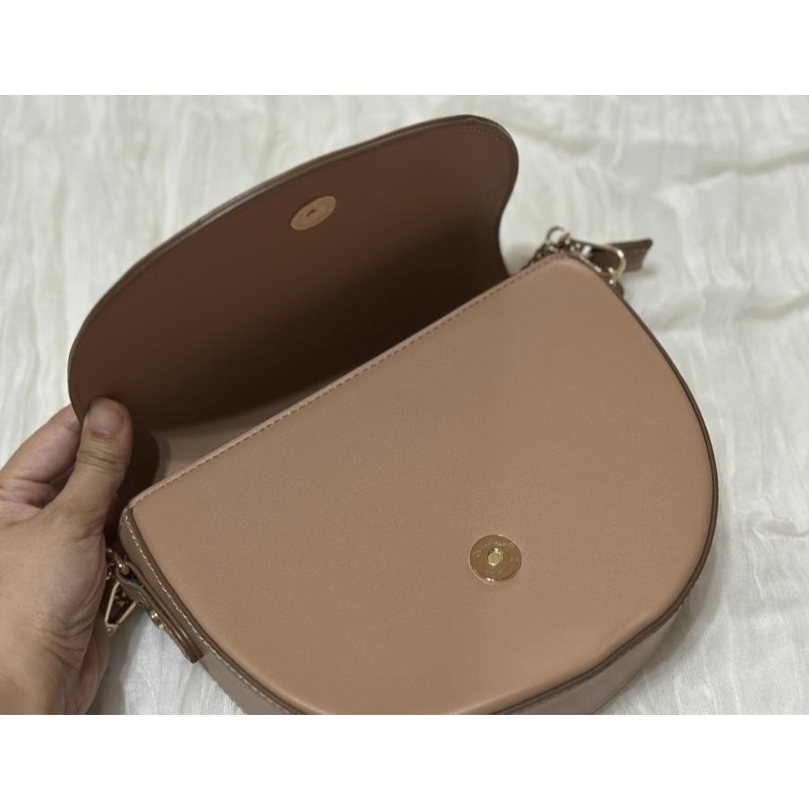 KINAZ 雙背帶 金屬拱門飾牌 肩背 斜背 鏈帶 馬鞍包 -玫霧粉- 輕奢華系列-細節圖3