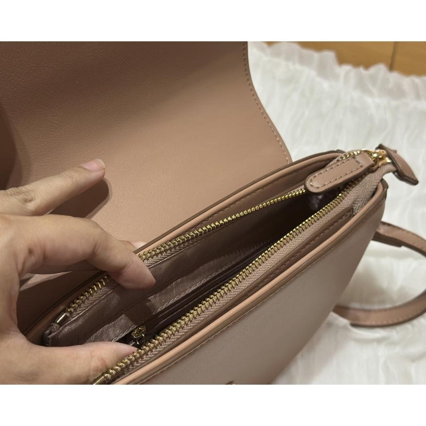 KINAZ 雙背帶 金屬拱門飾牌 肩背 斜背 鏈帶 馬鞍包 -玫霧粉- 輕奢華系列-細節圖4