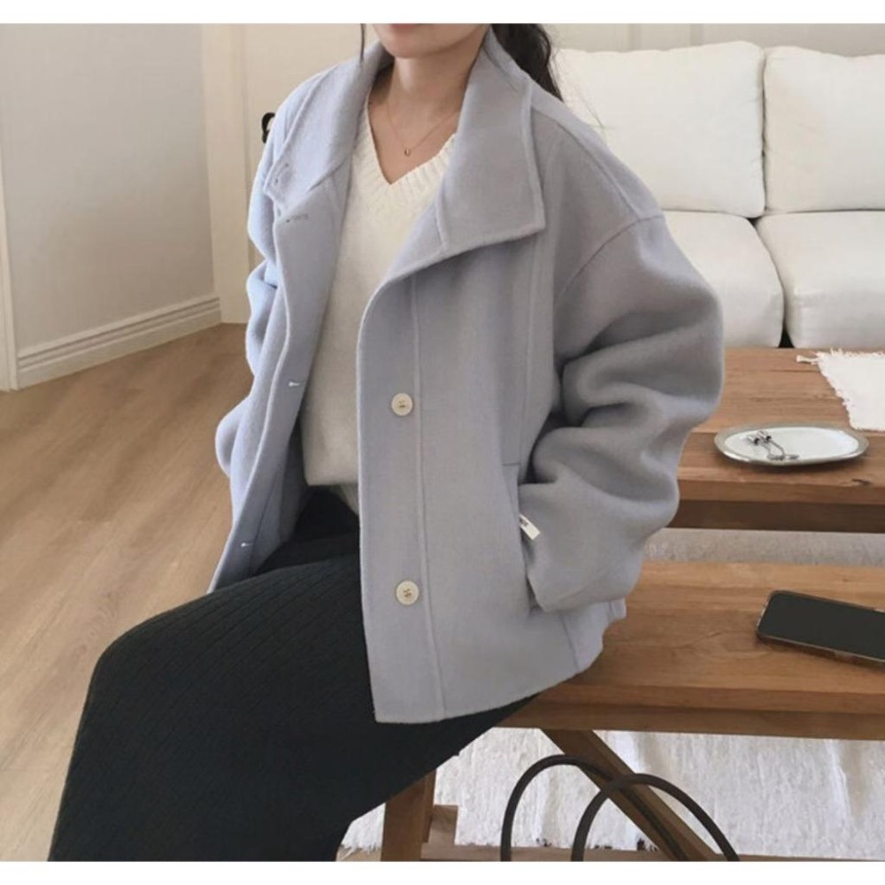 [25W1115]🇰🇷正韓空運(現貨)/韓國代購/秋冬新品/俐落高領翻領兩穿中短版手工羊毛大衣(三色)-細節圖7