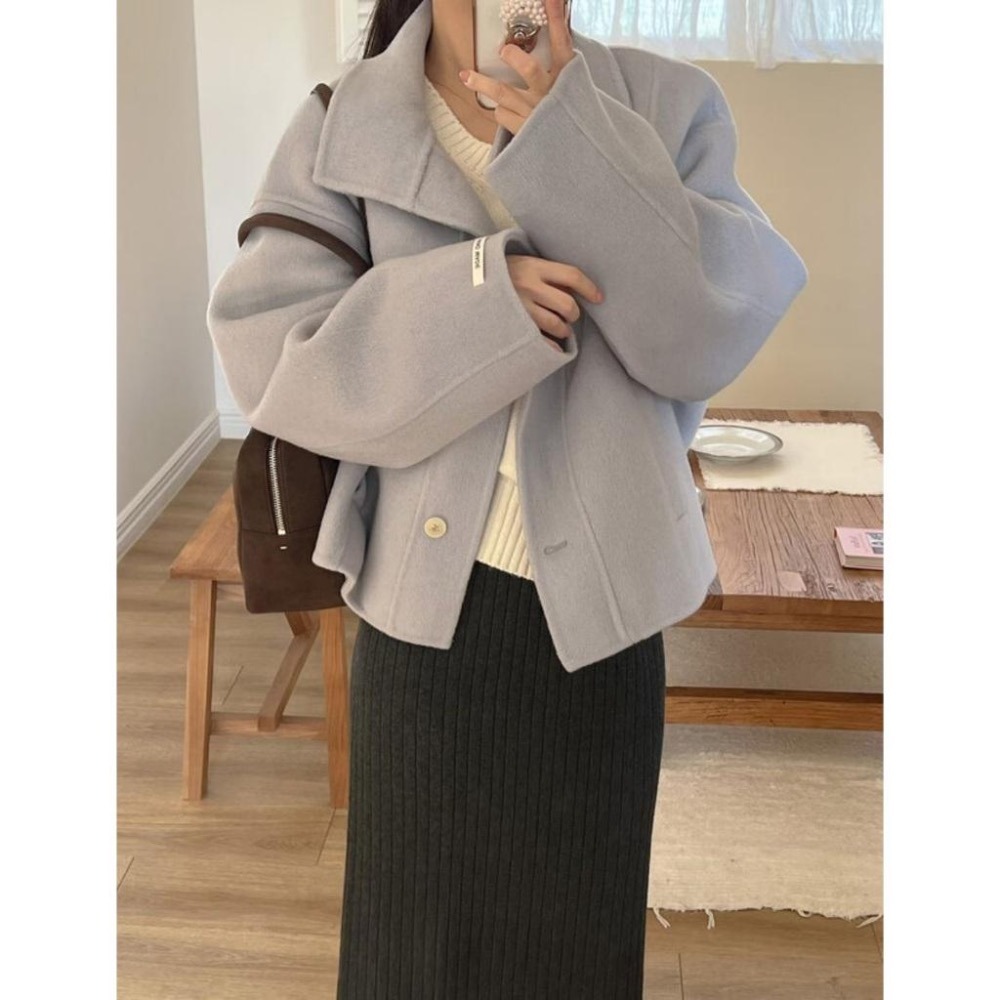 [25W1115]🇰🇷正韓空運(現貨)/韓國代購/秋冬新品/俐落高領翻領兩穿中短版手工羊毛大衣(三色)-細節圖8