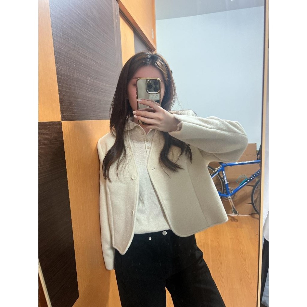 [25F1010]🇰🇷正韓空運(現貨)/韓國東大門APM/秋冬新品/氣質滿分短版V領雙排扣羊毛外套（兩色）-細節圖2