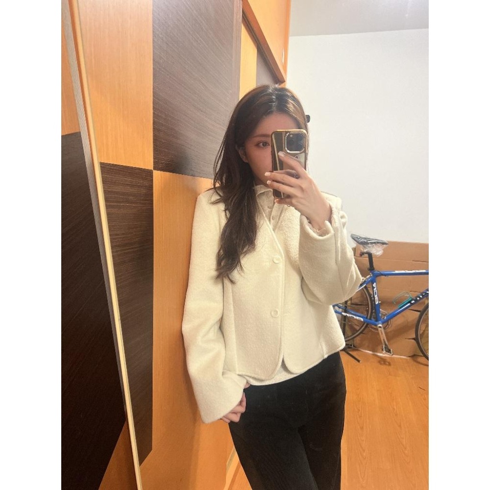 [25F1010]🇰🇷正韓空運(現貨)/韓國東大門APM/秋冬新品/氣質滿分短版V領雙排扣羊毛外套（兩色）-細節圖3