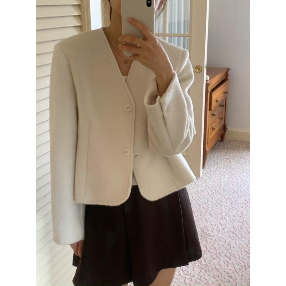 [25F1010]🇰🇷正韓空運(現貨)/韓國東大門APM/秋冬新品/氣質滿分短版V領雙排扣羊毛外套（兩色）-細節圖4