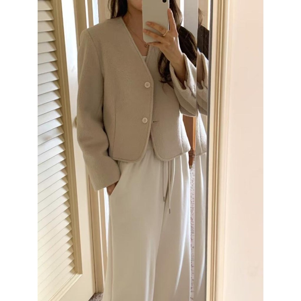 [25F1010]🇰🇷正韓空運(現貨)/韓國東大門APM/秋冬新品/氣質滿分短版V領雙排扣羊毛外套（兩色）-細節圖6