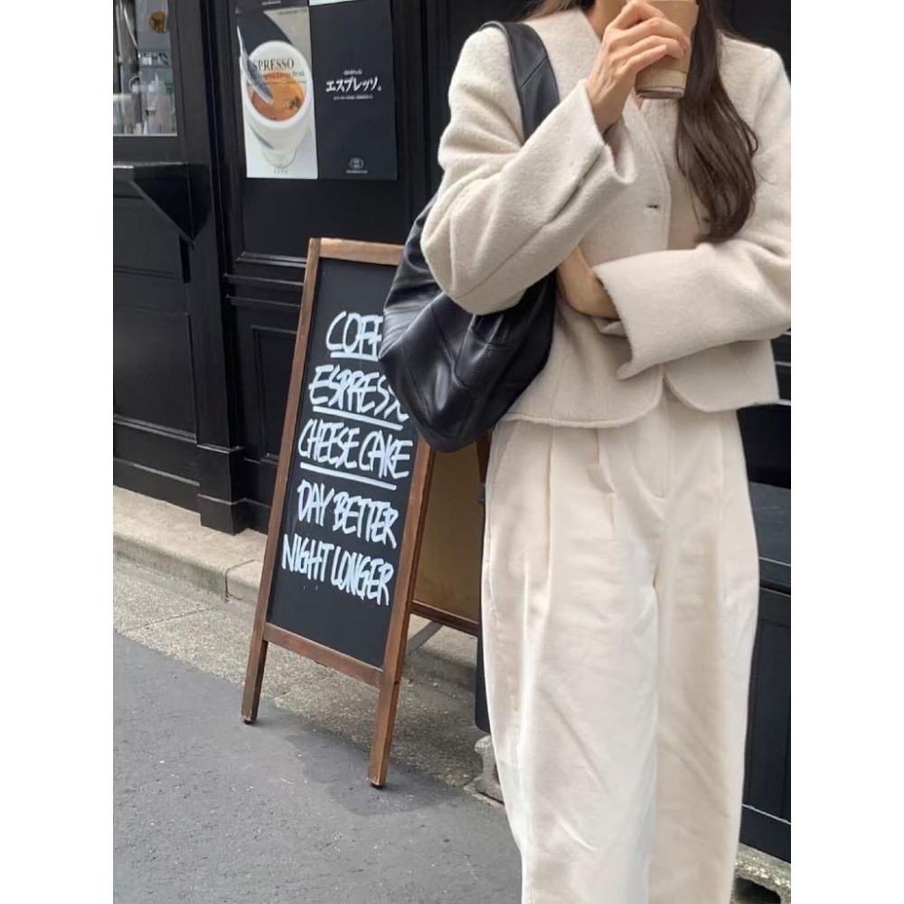 [25F1010]🇰🇷正韓空運(現貨)/韓國東大門APM/秋冬新品/氣質滿分短版V領雙排扣羊毛外套（兩色）-細節圖7