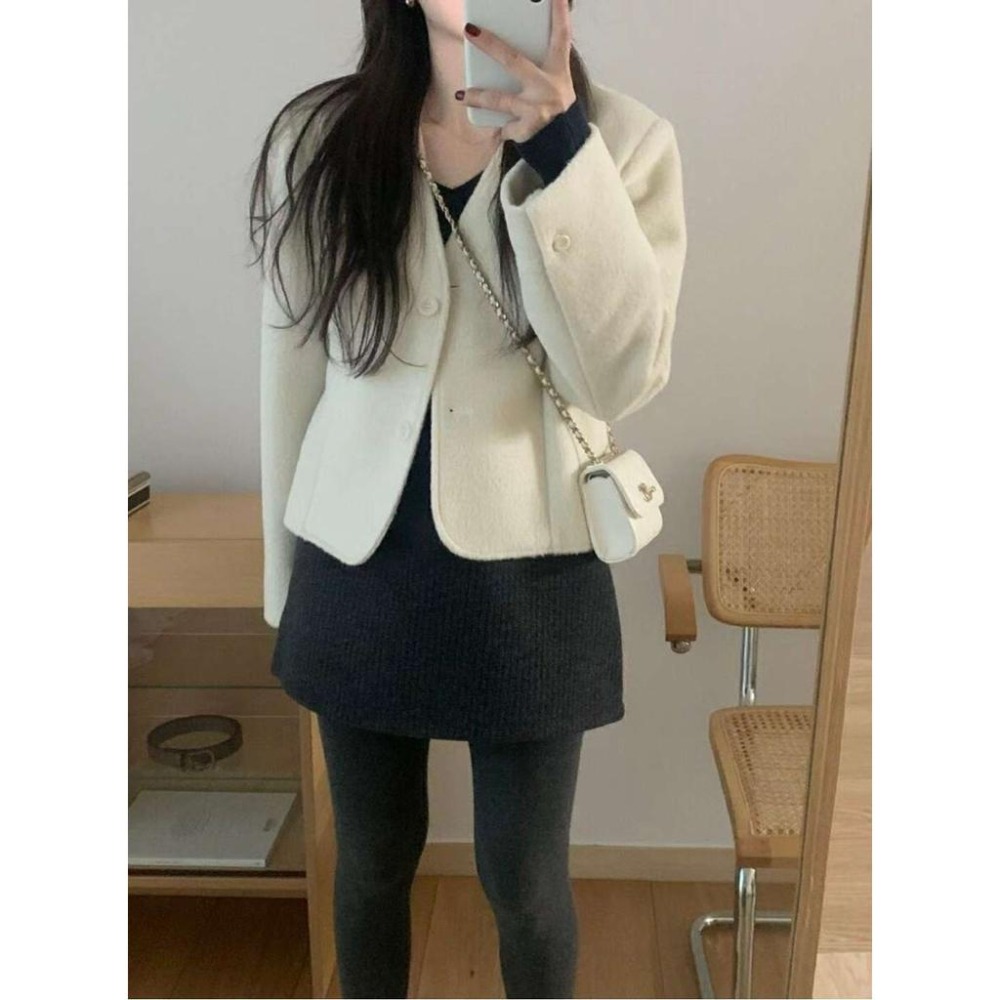 [25F1010]🇰🇷正韓空運(現貨)/韓國東大門APM/秋冬新品/氣質滿分短版V領雙排扣羊毛外套（兩色）-細節圖8