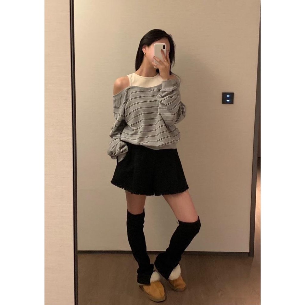 [25F0903]🇰🇷正韓空運(現貨+預購）/韓國代購/東大門APM早秋新品/假兩件撞色條紋露肩衛衣 大學T(兩色)-細節圖4