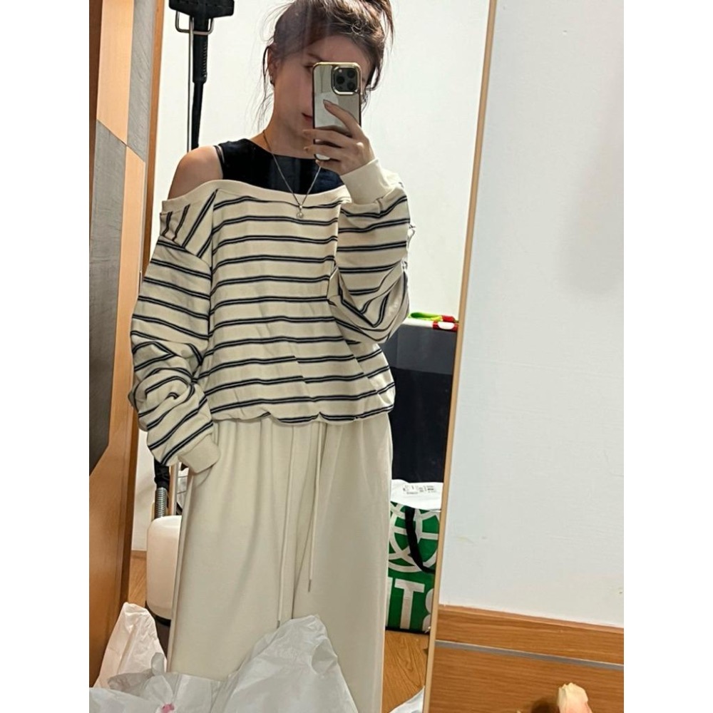 [25F0903]🇰🇷正韓空運(現貨+預購）/韓國代購/東大門APM早秋新品/假兩件撞色條紋露肩衛衣 大學T(兩色)-細節圖6