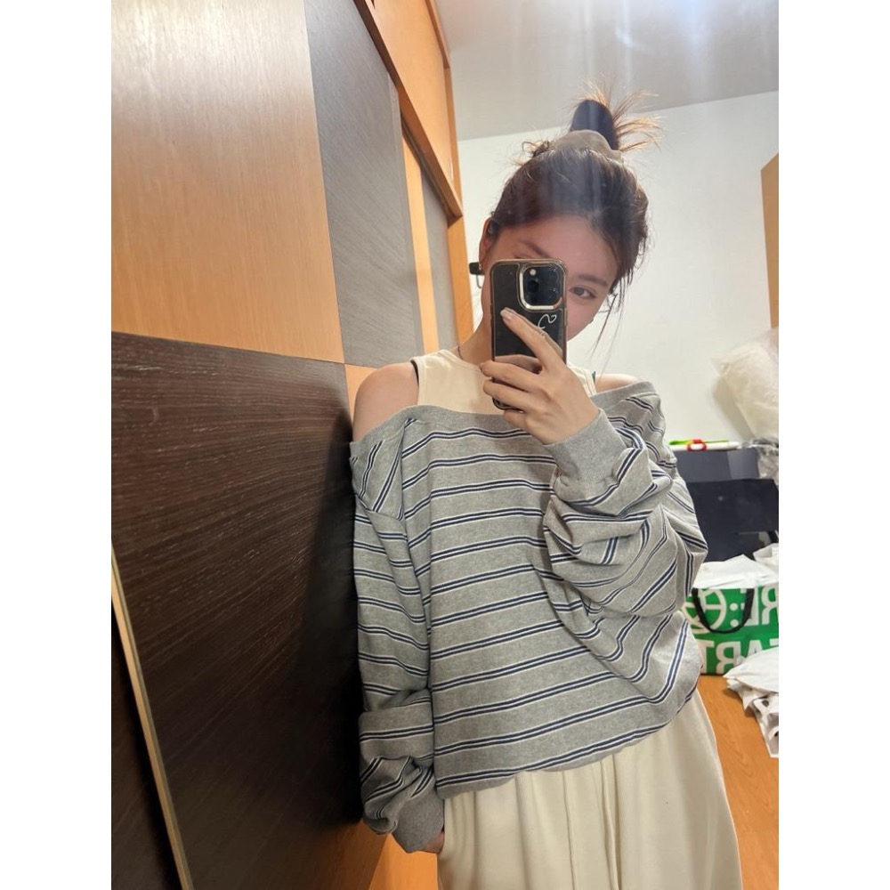 [25F0903]🇰🇷正韓空運(現貨+預購）/韓國代購/東大門APM早秋新品/假兩件撞色條紋露肩衛衣 大學T(兩色)-細節圖7