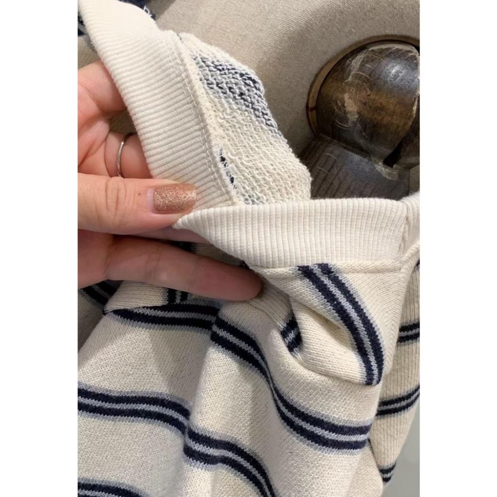 [25F0903]🇰🇷正韓空運(現貨+預購）/韓國代購/東大門APM早秋新品/假兩件撞色條紋露肩衛衣 大學T(兩色)-細節圖9