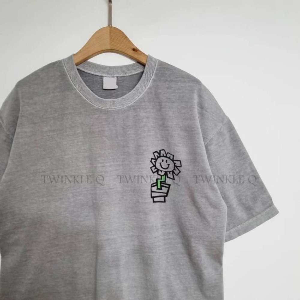 Twinkle Q韓國代購(現貨＋預購) ✈️東大門🔥南大門正韓 短袖t恤 微笑 花朵 休閒 短袖上衣 t恤 男女 中性-細節圖3