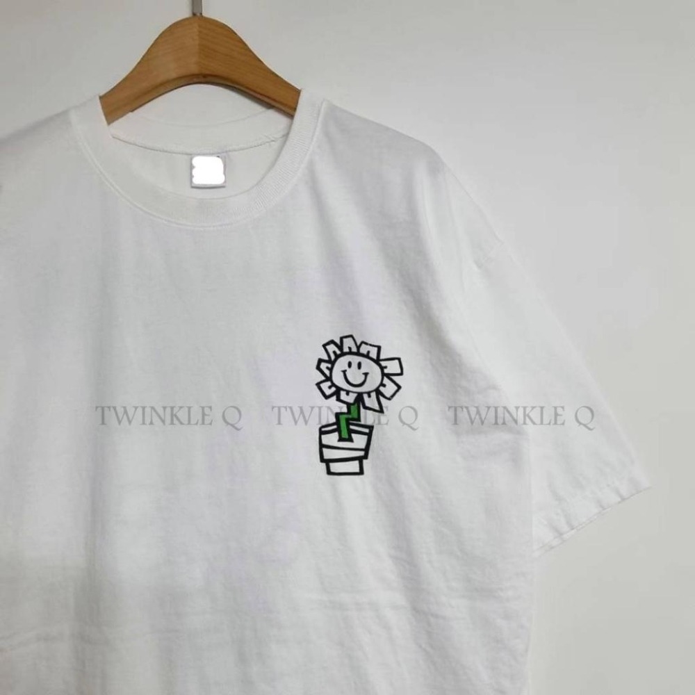 Twinkle Q韓國代購(現貨＋預購) ✈️東大門🔥南大門正韓 短袖t恤 微笑 花朵 休閒 短袖上衣 t恤 男女 中性-細節圖6