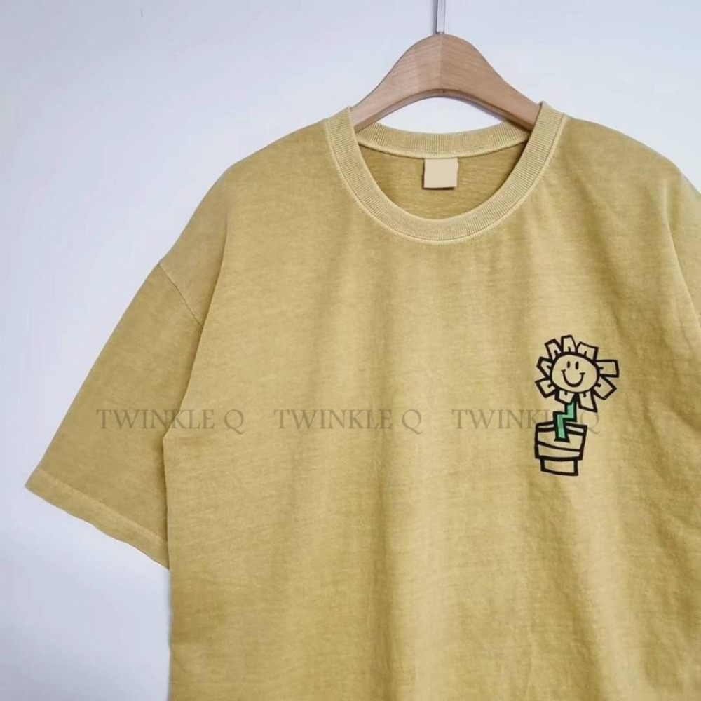 Twinkle Q韓國代購(現貨＋預購) ✈️東大門🔥南大門正韓 短袖t恤 微笑 花朵 休閒 短袖上衣 t恤 男女 中性-細節圖9