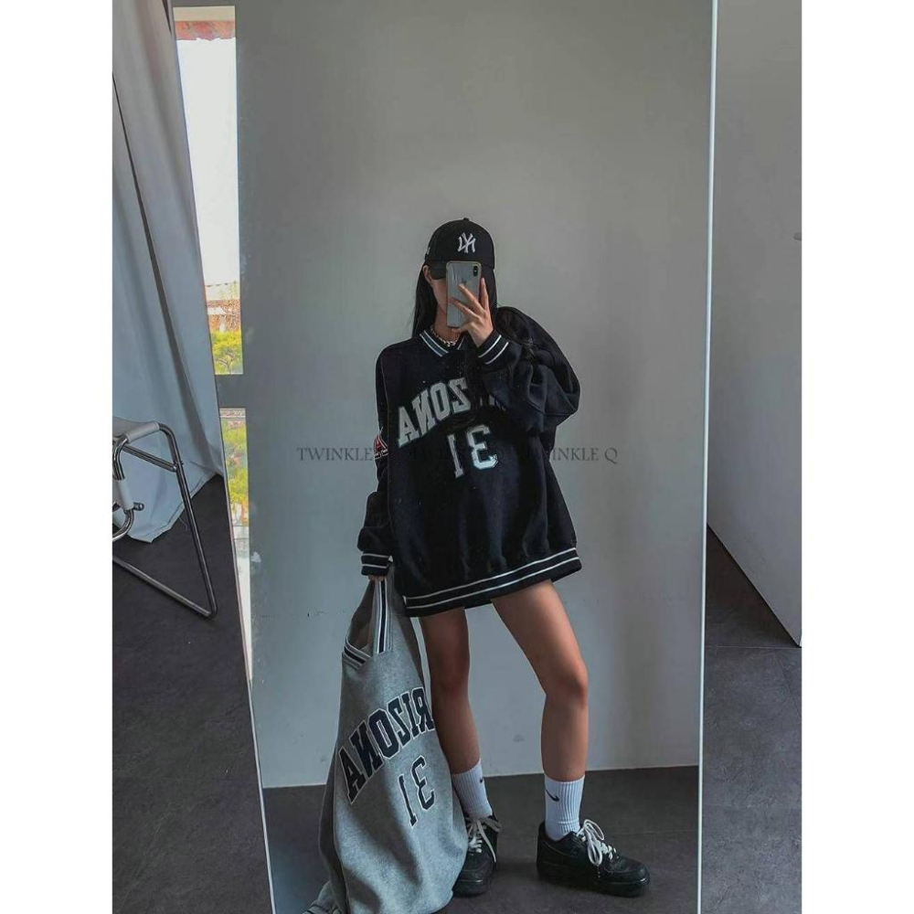 Twinkle Q韓國代購(現貨＋預購)✈️東大門🔥南大門正韓 棒球上衣 V領 字母 刺繡 大學t 休閒上衣 男女 中性-細節圖5
