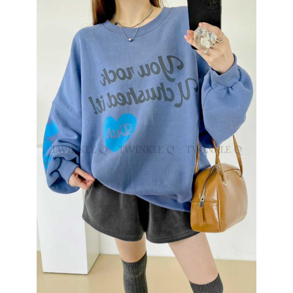 🎀TwinkleQ韓國代購BUY好物-預購✈️正韓🇰🇷 大學t 愛心 正反字母印花 刷毛 寬鬆 落肩 長袖上衣 大學踢-細節圖2
