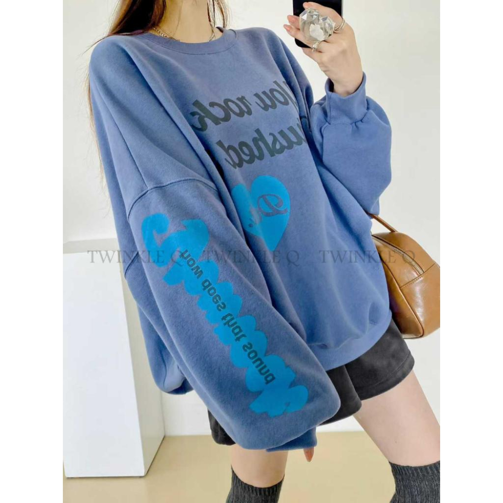 🎀TwinkleQ韓國代購BUY好物-預購✈️正韓🇰🇷 大學t 愛心 正反字母印花 刷毛 寬鬆 落肩 長袖上衣 大學踢-細節圖4