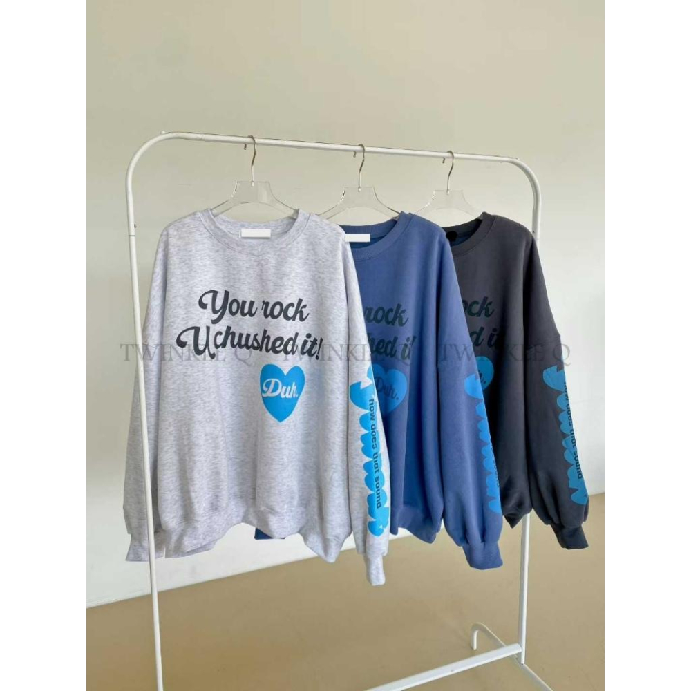 🎀TwinkleQ韓國代購BUY好物-預購✈️正韓🇰🇷 大學t 愛心 正反字母印花 刷毛 寬鬆 落肩 長袖上衣 大學踢-細節圖5