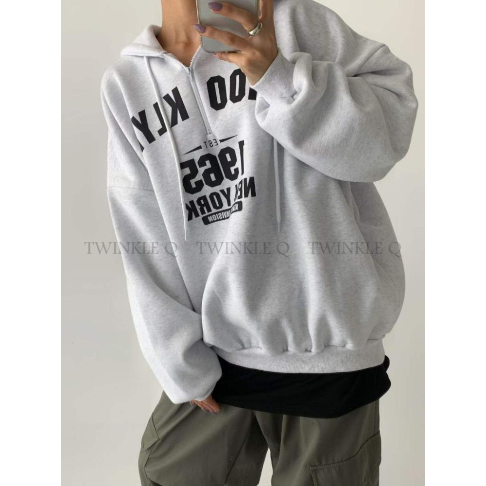 🎀TwinkleQ韓國代購BUY好物-預購✈️正韓🇰🇷 半拉鍊連帽t恤 字母印花 寬鬆 落肩 長袖上衣 連帽上衣 帽t-細節圖3