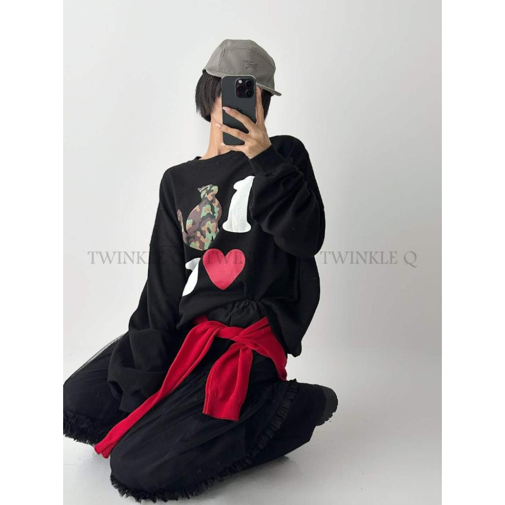 🎀TwinkleQ韓國代購BUY好物-預購✈️正韓🇰🇷 大學t 迷彩貓咪 字母 愛心 休閒上衣 寬鬆 長袖上衣 大學踢-細節圖6