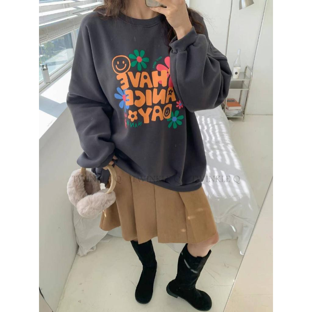 🎀 Twinkle Q韓國代購BUY好物-預購✈️正韓🇰🇷 大學t 笑臉 花朵 印花 寬鬆上衣 落肩 長袖t恤 大學踢-細節圖2