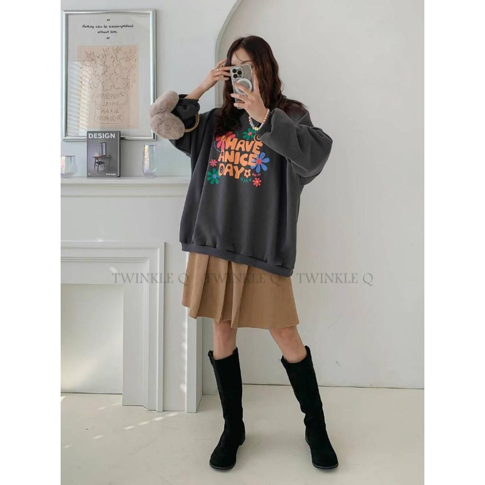 🎀 Twinkle Q韓國代購BUY好物-預購✈️正韓🇰🇷 大學t 笑臉 花朵 印花 寬鬆上衣 落肩 長袖t恤 大學踢-細節圖3