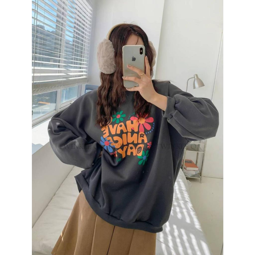 🎀 Twinkle Q韓國代購BUY好物-預購✈️正韓🇰🇷 大學t 笑臉 花朵 印花 寬鬆上衣 落肩 長袖t恤 大學踢-細節圖4