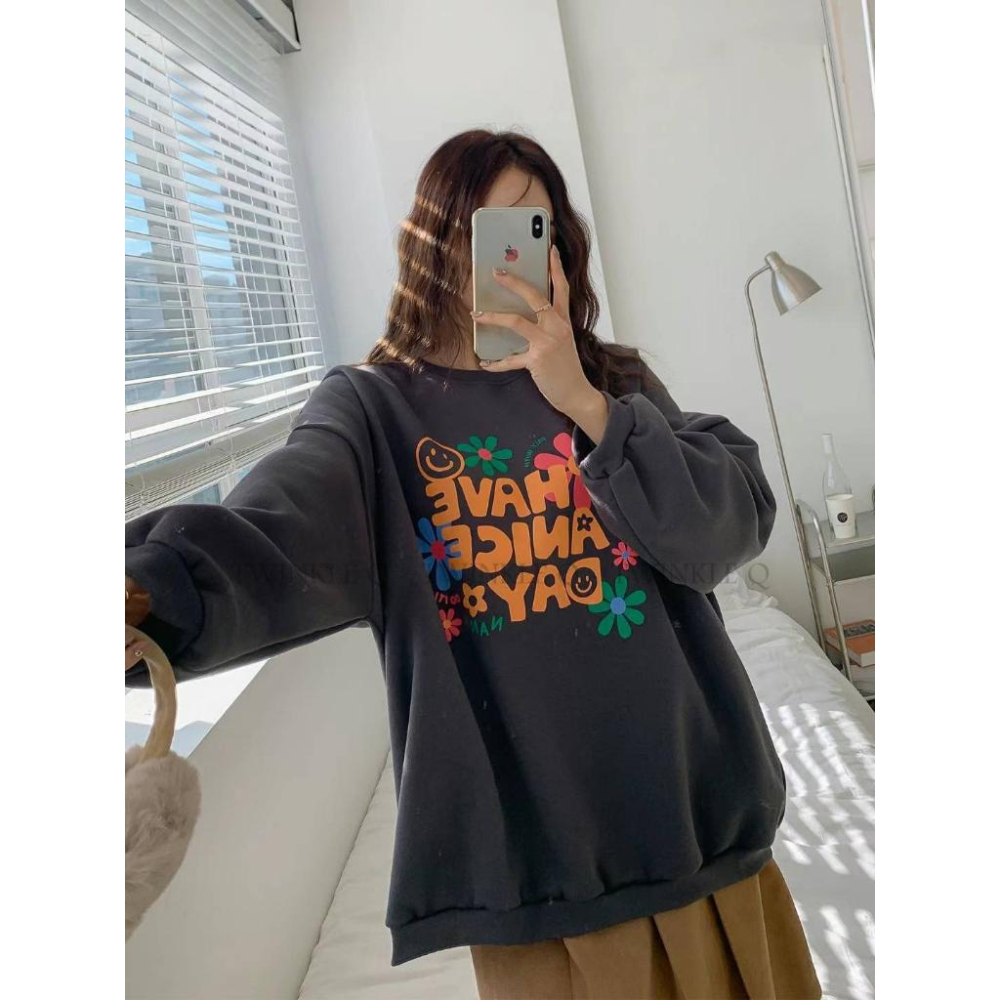 🎀 Twinkle Q韓國代購BUY好物-預購✈️正韓🇰🇷 大學t 笑臉 花朵 印花 寬鬆上衣 落肩 長袖t恤 大學踢-細節圖5