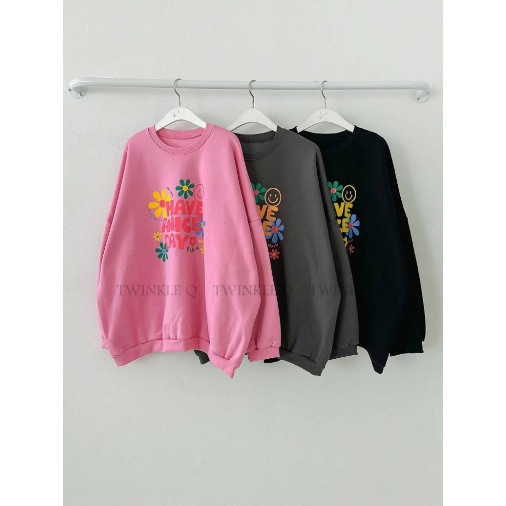 🎀 Twinkle Q韓國代購BUY好物-預購✈️正韓🇰🇷 大學t 笑臉 花朵 印花 寬鬆上衣 落肩 長袖t恤 大學踢-細節圖6