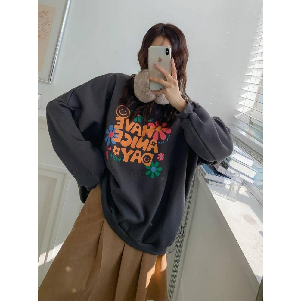 🎀 Twinkle Q韓國代購BUY好物-預購✈️正韓🇰🇷 大學t 笑臉 花朵 印花 寬鬆上衣 落肩 長袖t恤 大學踢-細節圖7