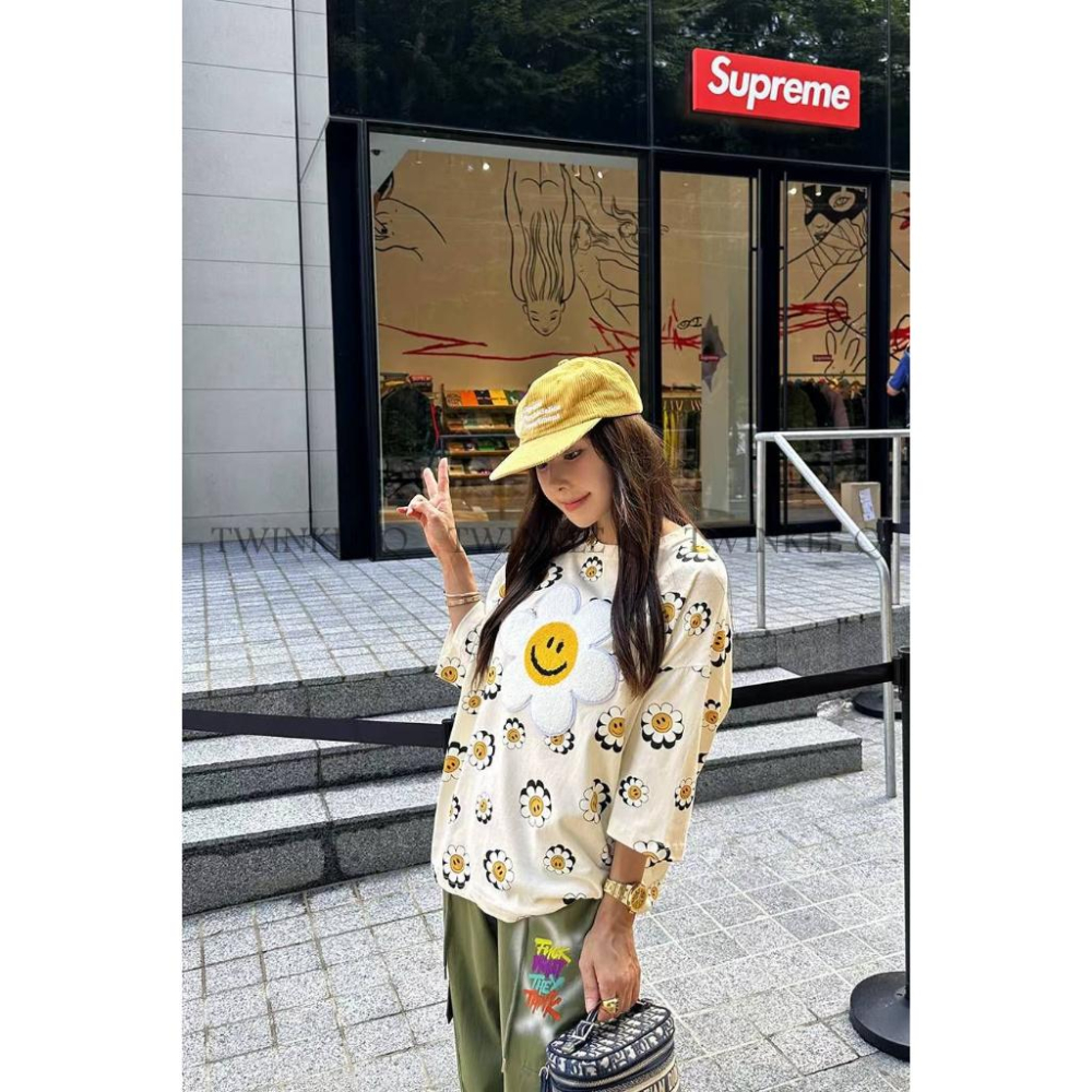 🎀 Twinkle Q 🎀-預購✈️正韓🇰🇷東大門 ANNA 安娜家 滿版 微笑 花朵 小雛菊 QQ毛 Ｔ恤 短袖 上衣-細節圖3