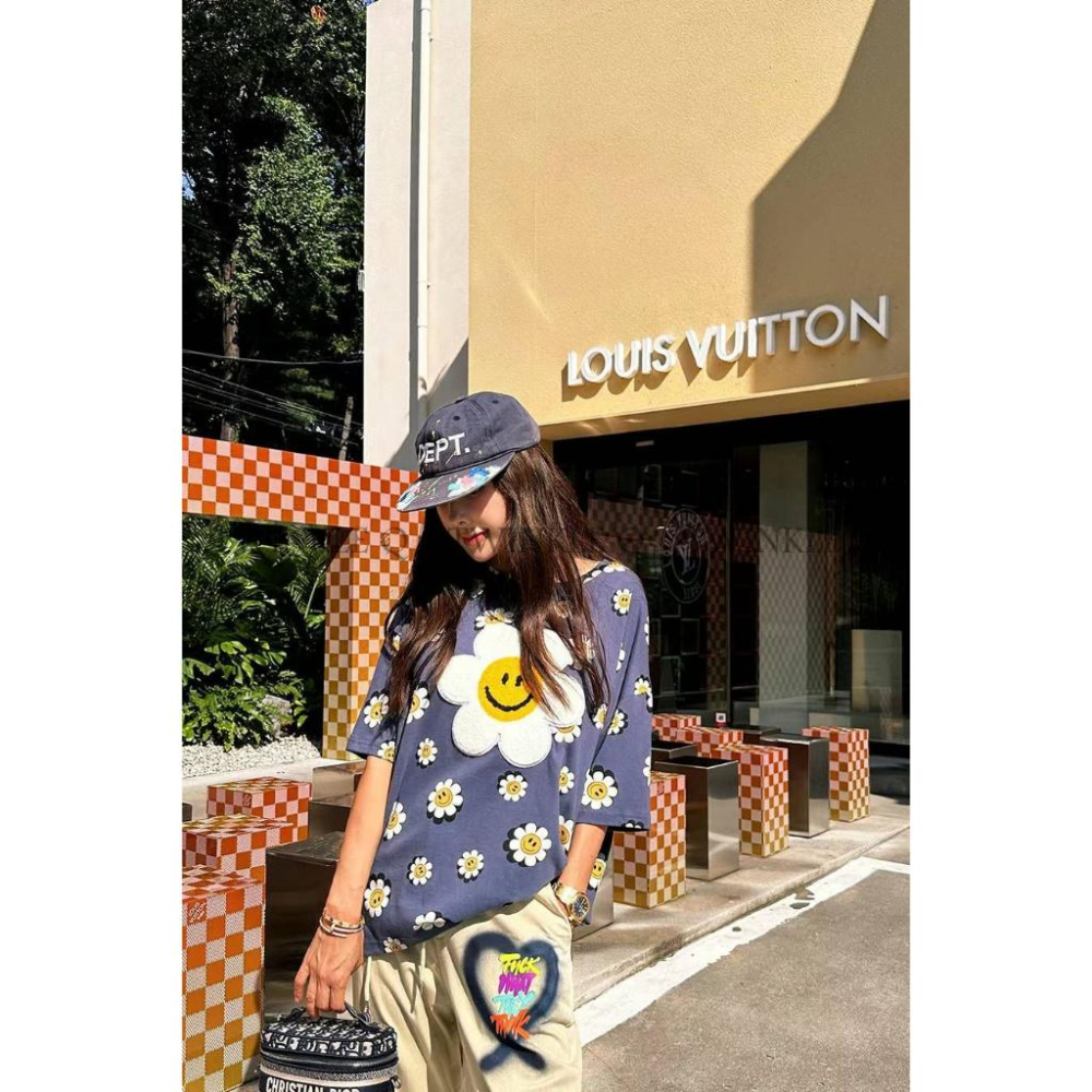 🎀 Twinkle Q 🎀-預購✈️正韓🇰🇷東大門 ANNA 安娜家 滿版 微笑 花朵 小雛菊 QQ毛 Ｔ恤 短袖 上衣-細節圖4