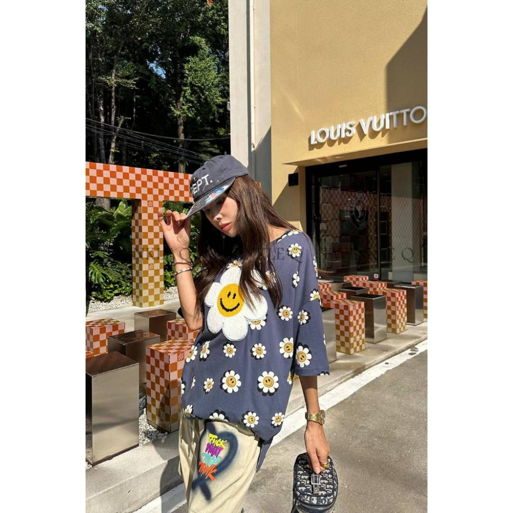 🎀 Twinkle Q 🎀-預購✈️正韓🇰🇷東大門 ANNA 安娜家 滿版 微笑 花朵 小雛菊 QQ毛 Ｔ恤 短袖 上衣-細節圖5