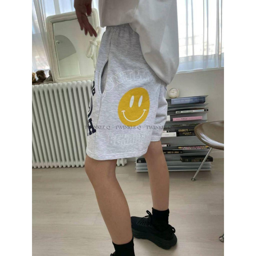 🎀Twinkle Q韓國代購(現貨＋預購)✈️東大門🔥南大門正韓 微笑 正反 圖案印花 百搭 休閒短褲 男女 中性-細節圖2