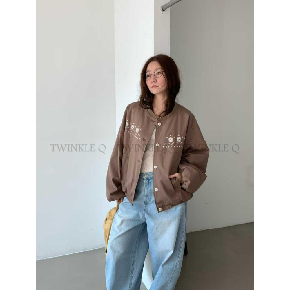🎀TwinkleQ韓國代購BUY好物-預購✈️正韓🇰🇷 休閒外套 小花刺繡 波浪線條 寬鬆袖管 率性 復古 外套-細節圖2