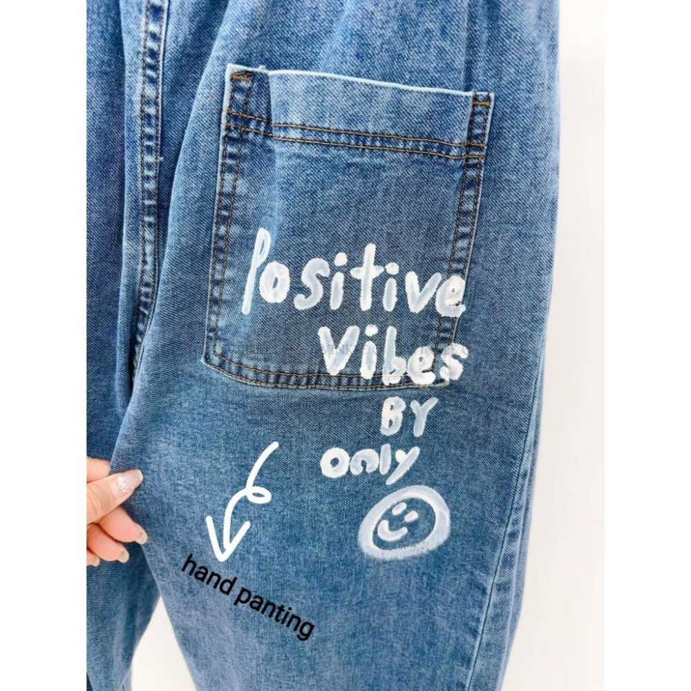 🎀TwinkleQ韓國代購BUY好物-預購✈️正韓🇰🇷 牛仔長褲 字母 手繪 側邊壓褶 鬆緊 寬鬆 休閒 牛仔褲-細節圖6
