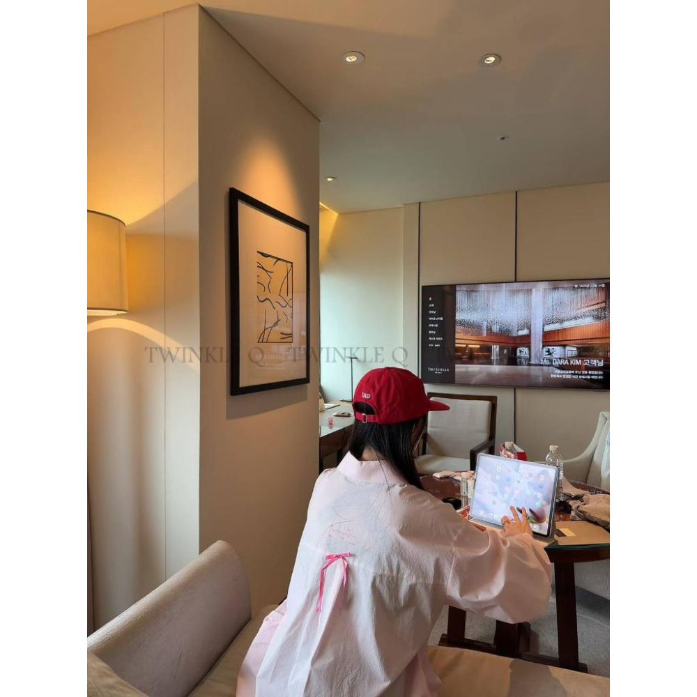 🎀TwinkleQ韓國代購BUY好物-預購✈️正韓🇰🇷 長袖襯衫 正反蝴蝶結 字母印花 寬鬆上衣 襯衫外套 休閒 襯衫-細節圖4