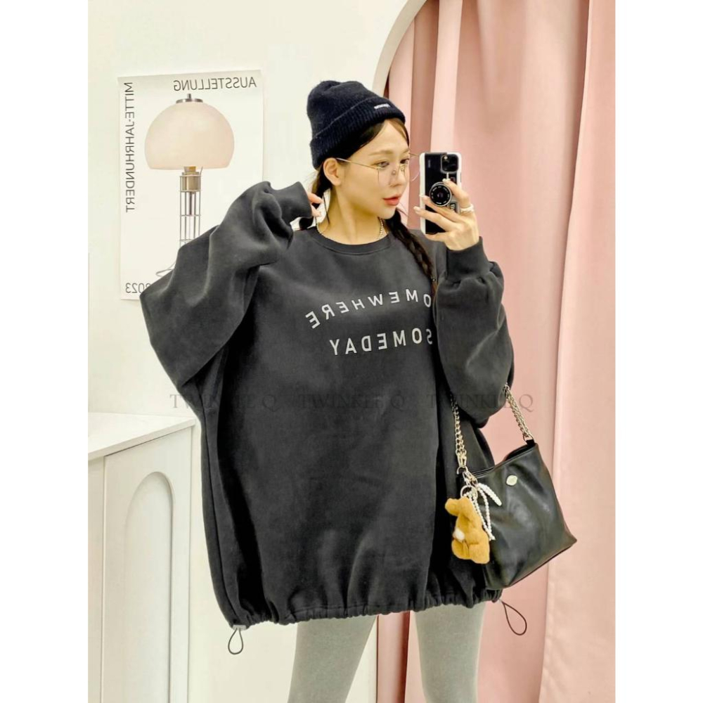 🎀 Twinkle Q韓國代購BUY好物-預購✈️正韓🇰🇷 大學t 字母 印花 加絨 下擺拉繩 寬鬆上衣 長t 大學踢-細節圖2