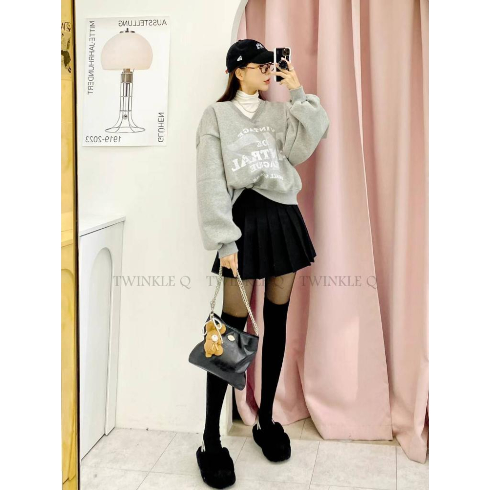 🎀 Twinkle Q韓國代購BUY好物-預購✈️正韓🇰🇷 大學t 字母 圖案印花 V領 異材質 長袖上衣 長t 大學踢-細節圖2