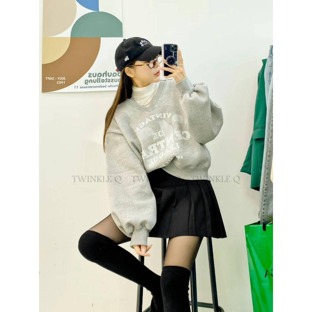 🎀 Twinkle Q韓國代購BUY好物-預購✈️正韓🇰🇷 大學t 字母 圖案印花 V領 異材質 長袖上衣 長t 大學踢-細節圖4