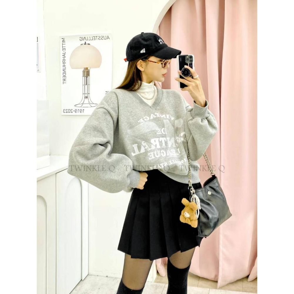 🎀 Twinkle Q韓國代購BUY好物-預購✈️正韓🇰🇷 大學t 字母 圖案印花 V領 異材質 長袖上衣 長t 大學踢-細節圖5