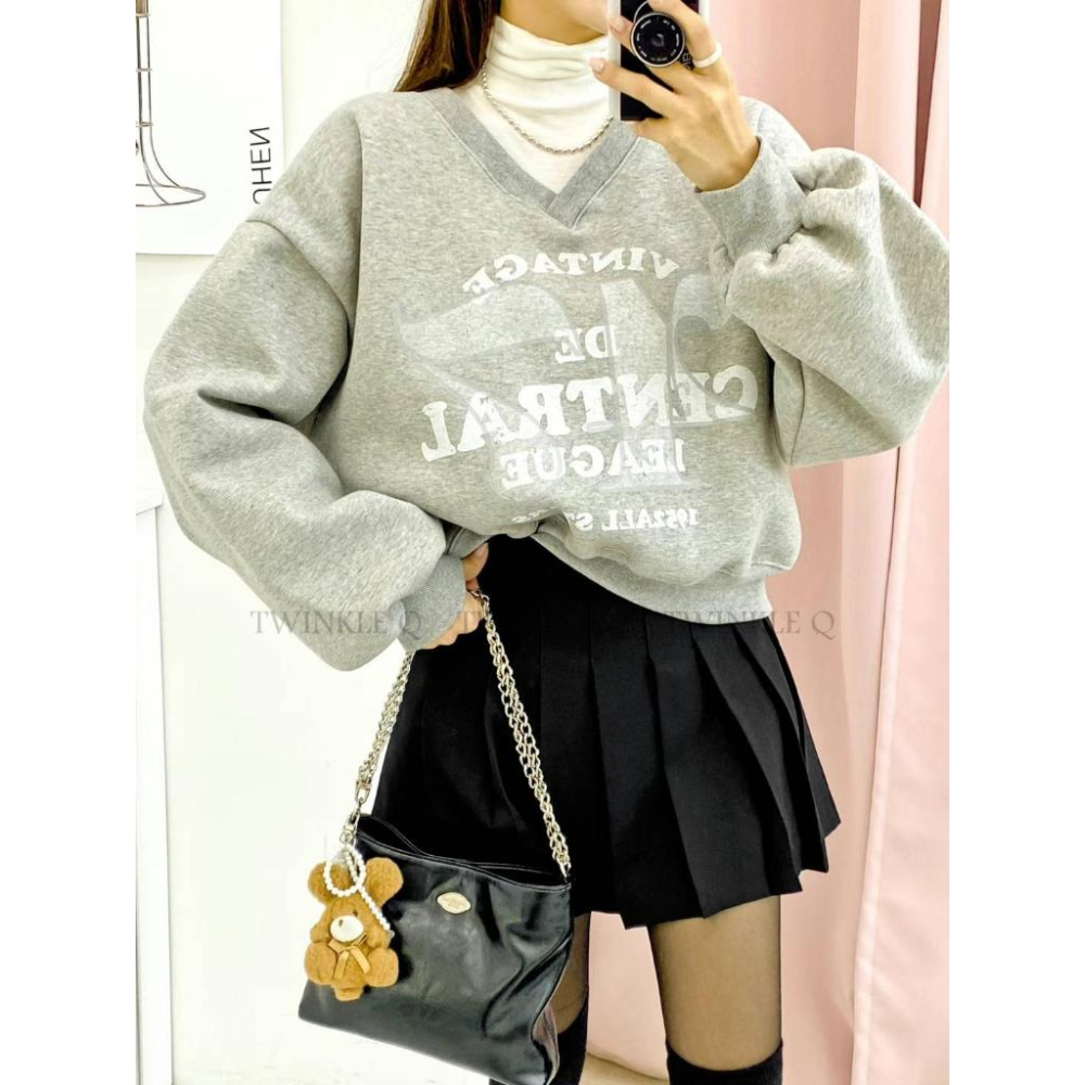 🎀 Twinkle Q韓國代購BUY好物-預購✈️正韓🇰🇷 大學t 字母 圖案印花 V領 異材質 長袖上衣 長t 大學踢-細節圖7