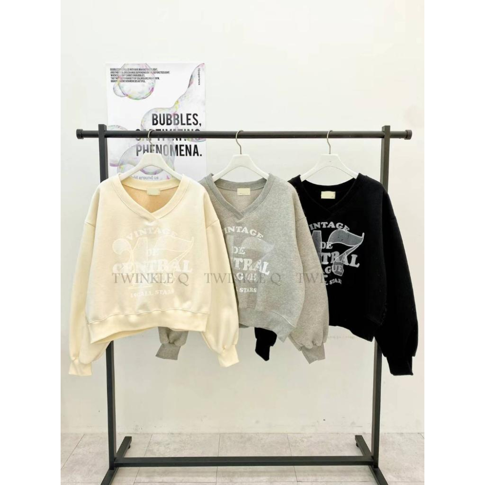 🎀 Twinkle Q韓國代購BUY好物-預購✈️正韓🇰🇷 大學t 字母 圖案印花 V領 異材質 長袖上衣 長t 大學踢-細節圖8
