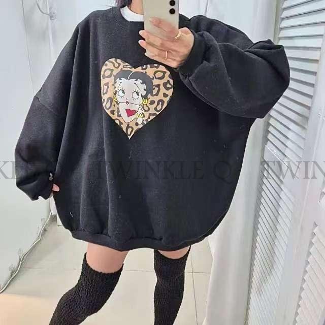 🎀 Twinkle Q韓國代購BUY好物-預購✈️正韓🇰🇷 大學t 貝蒂 豹紋 刷毛 愛心 長袖t恤 寬鬆 長t 大學踢-細節圖6