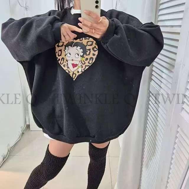 🎀 Twinkle Q韓國代購BUY好物-預購✈️正韓🇰🇷 大學t 貝蒂 豹紋 刷毛 愛心 長袖t恤 寬鬆 長t 大學踢-細節圖7