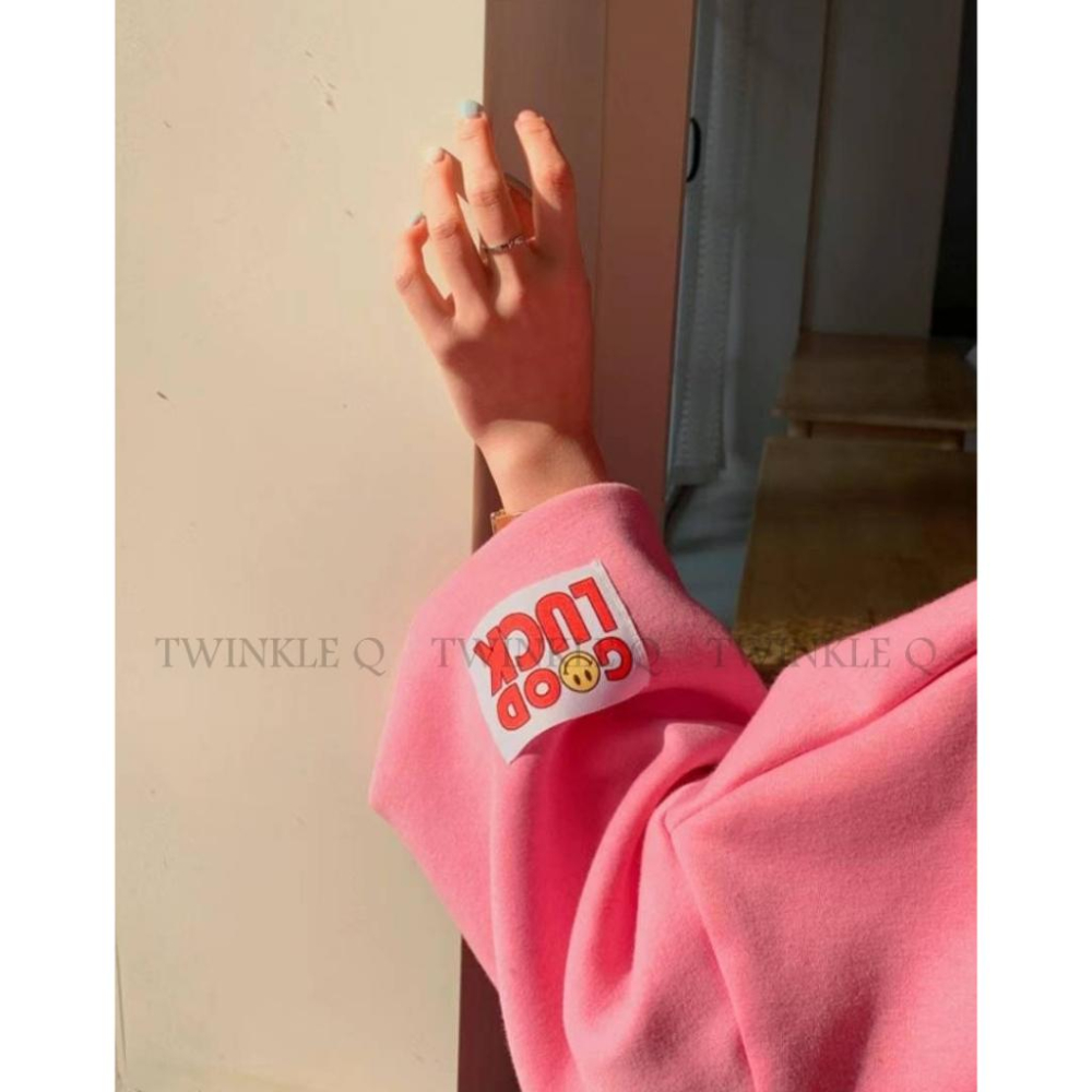 🎀 Twinkle Q韓國代購BUY好物-預購✈️正韓🇰🇷 大學t 笑臉 字母 貼布 長袖上衣 寬鬆 休閒 長t 大學踢-細節圖5